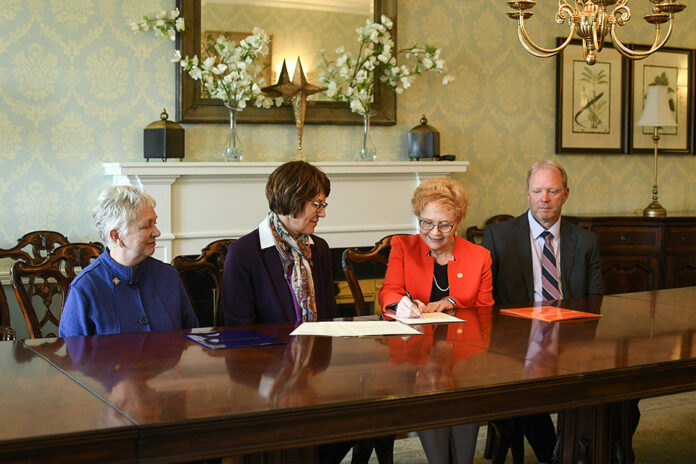 University of FIndlay's and Bluffton University's presidents signing the memorandum of understanding to merge the schools
